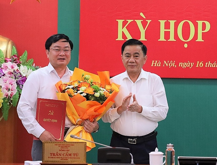 Chủ nhiệm Ủy ban Kiểm tra Trung ương trao quyết định của Bộ Chính trị chuẩn y ông Nguyễn Văn Quyết giữ chức Phó chủ nhiệm Ủy ban, chiều 16/8. Ảnh: UBKTTW