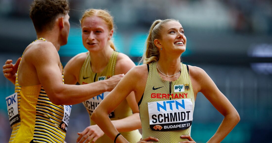 Schmidt (phải) sau phần thi tiếp sức 4x400m tại giải vô địch điền kinh thế giới 2023 ở Budapest, Hungary. Ảnh: Reuters