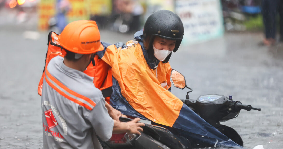 Nước ngập ngang yên xe người dân tại TP Thủ Đức chiều 14/8. Ảnh: Quỳnh Trần