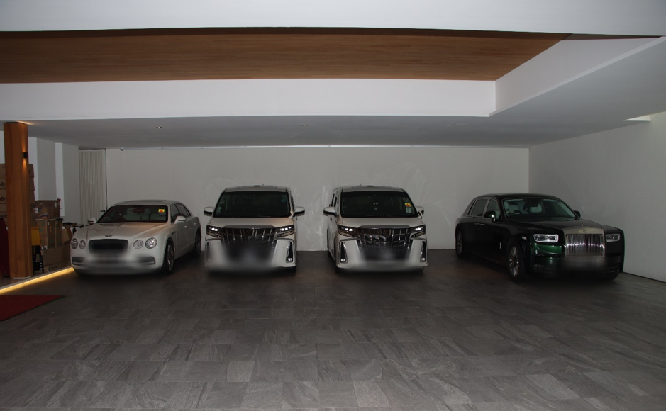 Dàn xe sang bị đóng băng sau vụ triệt phá đường dây rửa tiền Singapore ngày 15/8. Ảnh: SDF