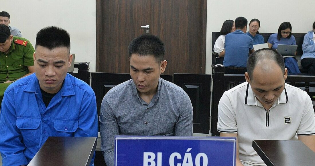 Từ trái qua: bị cáo Kiệm, Huấn và Hoàng tại tòa. Ảnh: Danh Lam