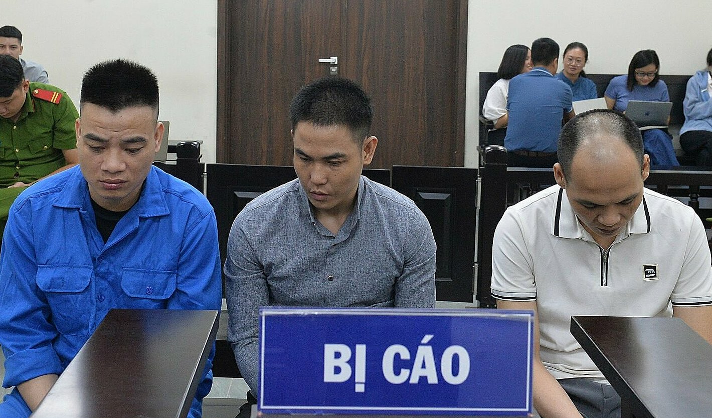 Từ trái qua: bị cáo Kiệm, Huấn và Hoàng tại tòa. Ảnh: Danh Lam