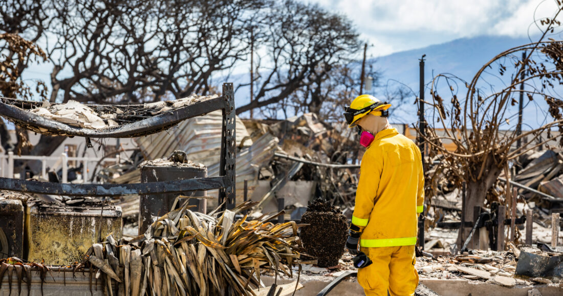 Nhân viên lực lượng tìm kiếm cứu hộ tại một khu vực bị lửa tàn phá ở thị trấn nghỉ mát Lahaina trên đảo Maui, Hawaii ngày 15/8. Ảnh: AFP