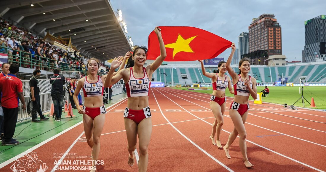 Tổ 4x400m nữ Việt Nam mừng chiến thắng ở chung kết nội dung này của giải vô địch điền kinh châu Á ngày 16/7. Ảnh: AAC