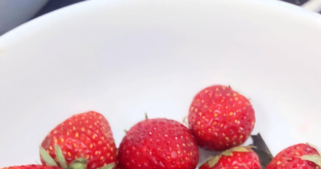 Dâu tây là loại quả rất nhanh hỏng, nhưng sau khi ngâm muối để tủ lạnh 10 ngày vẫn tươi. Ảnh: Tần Vũ T-clean