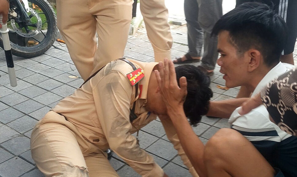 Đại uý Thuân ngã gục trên đường chiều 23/8. Ảnh: Lam Sơn