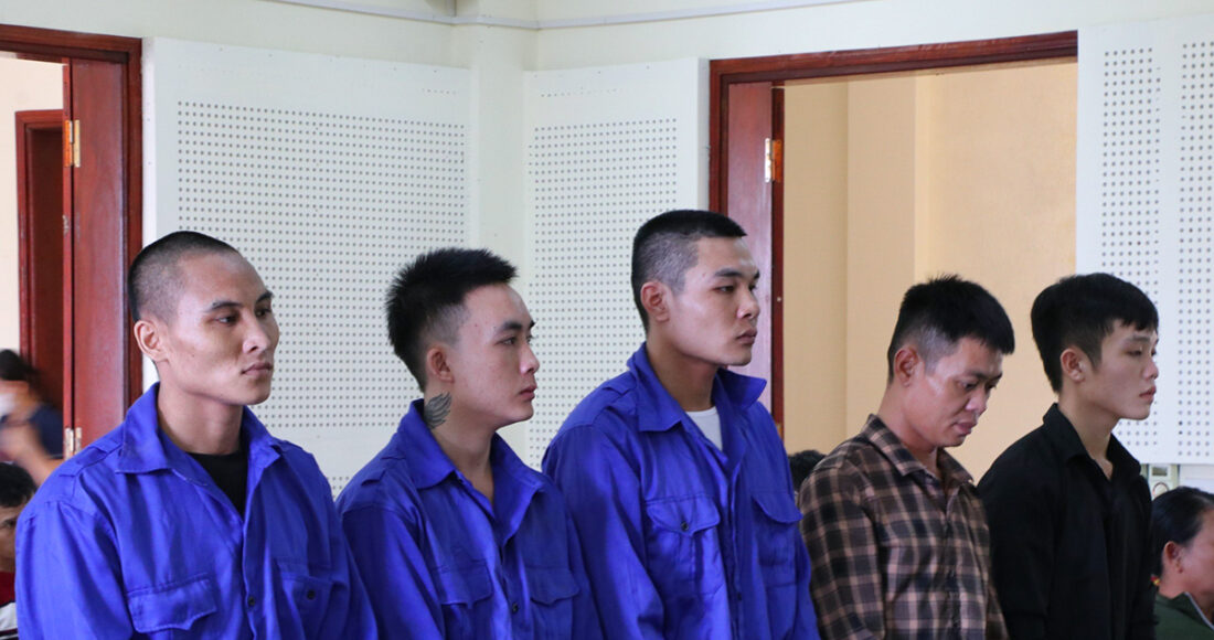 Các bị cáo Dũng, Hai, Đông, Đạt và Nghĩa (từ trái sang) tại tòa. Ảnh: Hùng Lê