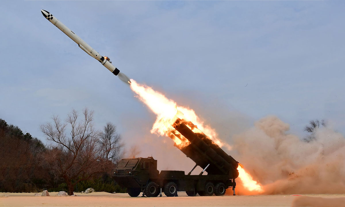 Tên lửa hành trình Hwasal của Triều Tiên rời bệ phóng hồi tháng 3. Ảnh: KCNA