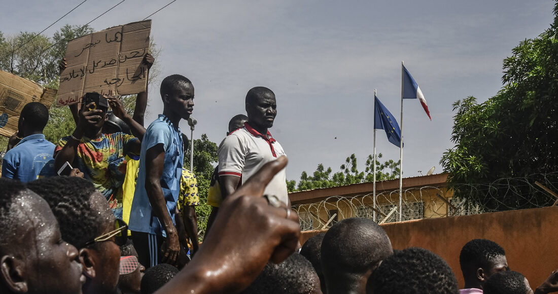 Người biểu tình Niger bên ngoài đại sứ quán Pháp ở thủ đô Niamey ngày 30/7. Ảnh: AFP