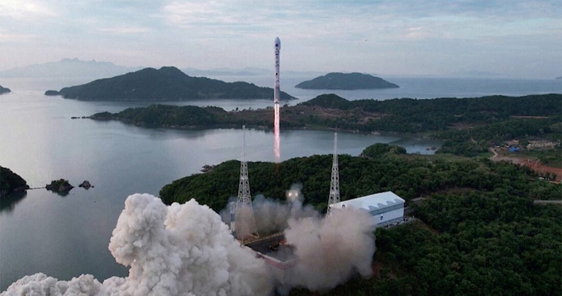 Tên lửa Malligyong-1 mang vệ tinh quân sự rời bãi phóng tại  huyện Cholsan ngày 31/5. Ảnh: KCNA