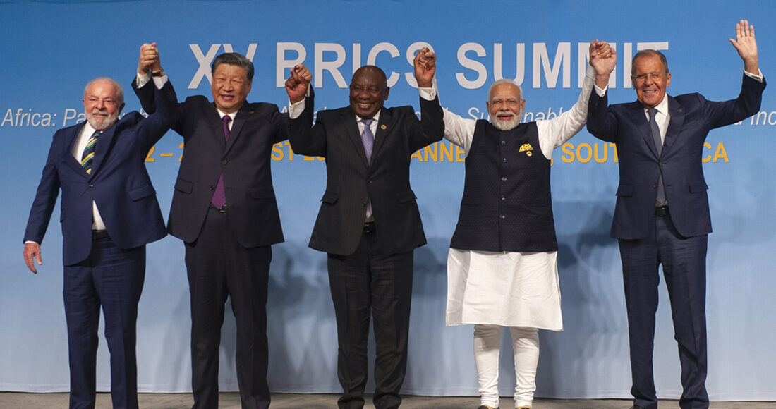 Lãnh đạo và quan chức các nước thành viên BRICS tại Johannesburg, Nam Phi ngày 23/3. Ảnh: AFP
