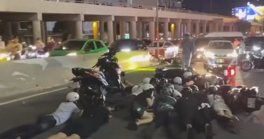 Hàng chục thanh niên đua xe trái phép bị cảnh sát khống chế, bắt nằm sấp ở trên cầu Sài Gòn. Ảnh: Công an cung cấp