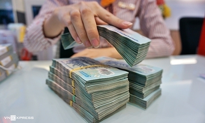 Giao dịch tại một ngân hàng thương mại. Ảnh: Giang Huy