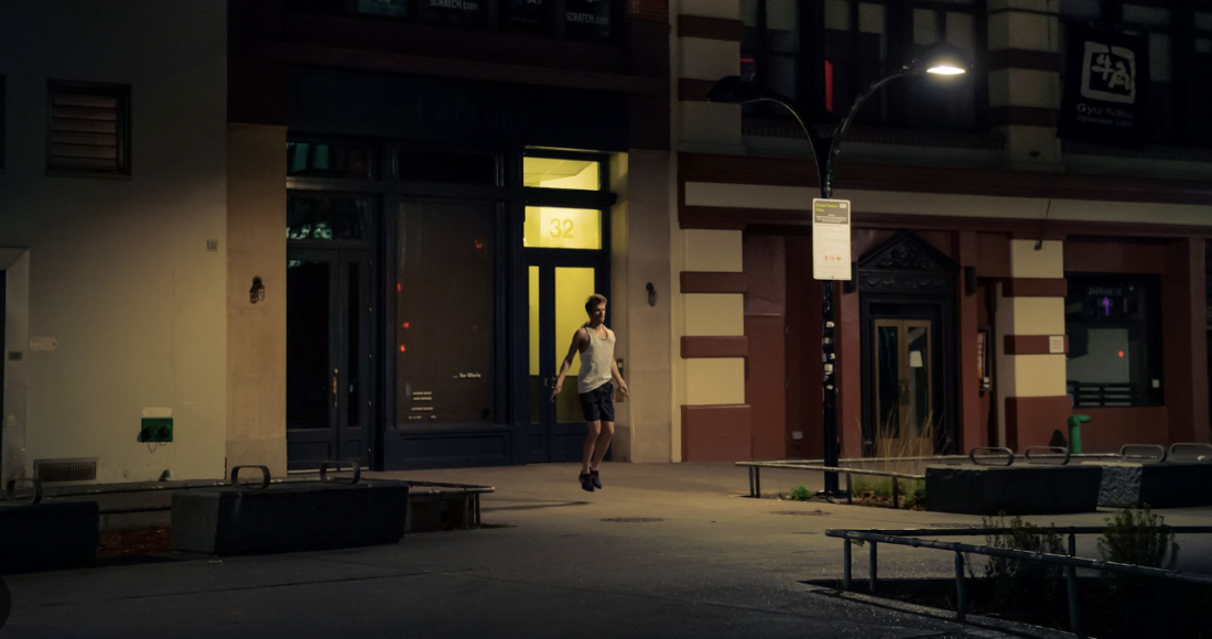 Nhiều người Mỹ chuyển lịch tập thể dục sang ban đêm khi nhiệt độ ngoài trời giảm dần. Ảnh: WSJ