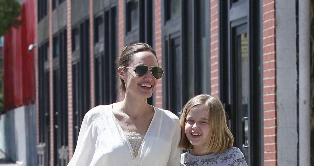 Angelina Jolie và con gái Vivienne cùng đi dạo phố.