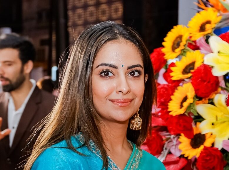 Tối 15/8, Avika Gor tham gia đại nhạc hội Chạm để yêu thương ở TP HCM. Cô nói hào hứng trong lần thứ tư trở lại Việt Nam gặp gỡ khán giả, tham gia các hoạt động giao lưu văn hóa.