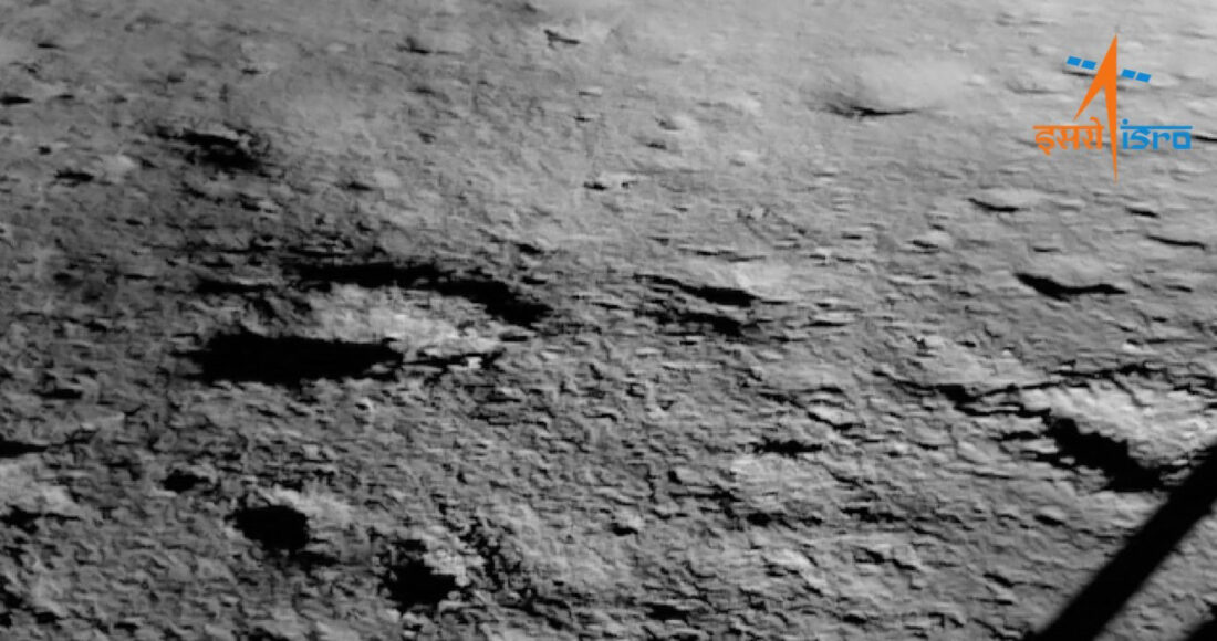 Ảnh chụp một phần bãi đáp của trạm đổ bộ Vikram trên Mặt Trăng. Ảnh: ISRO