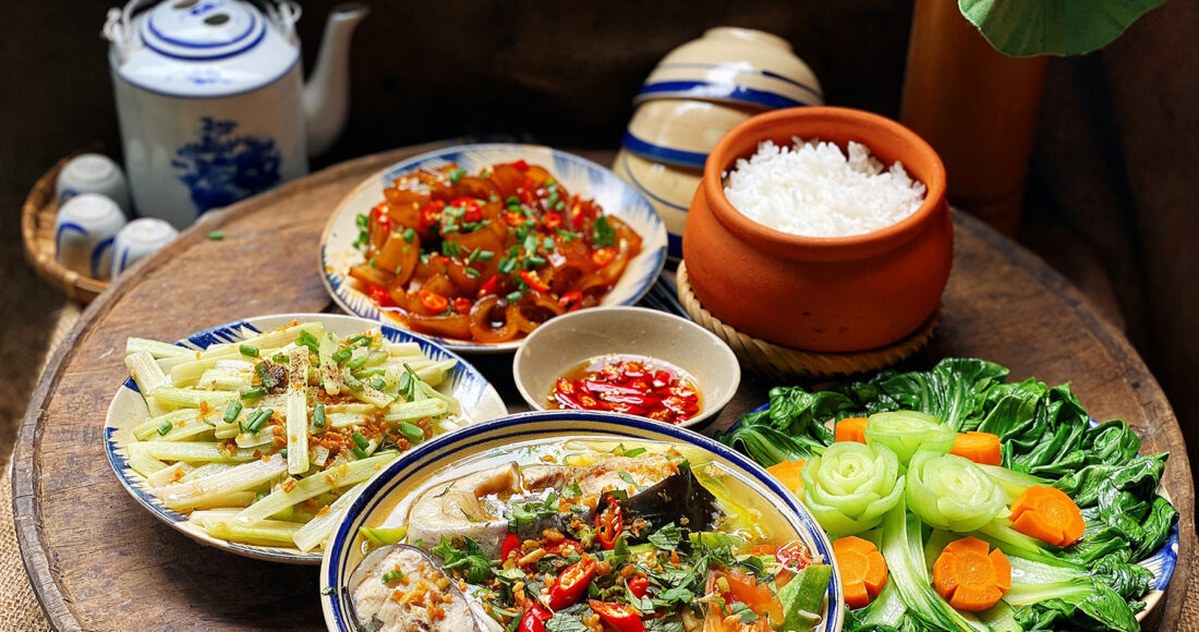 Mâm cơm dân dã với canh chua cá hú