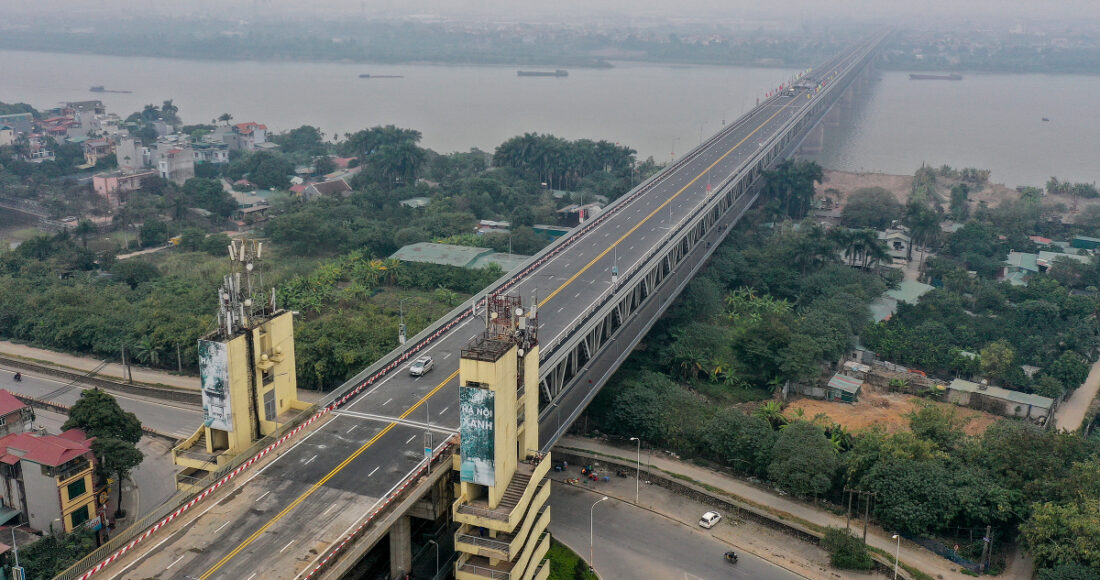 Cầu Thăng Long bắc qua sông Hồng nhìn từ trên cao. Ảnh: Giang Huy