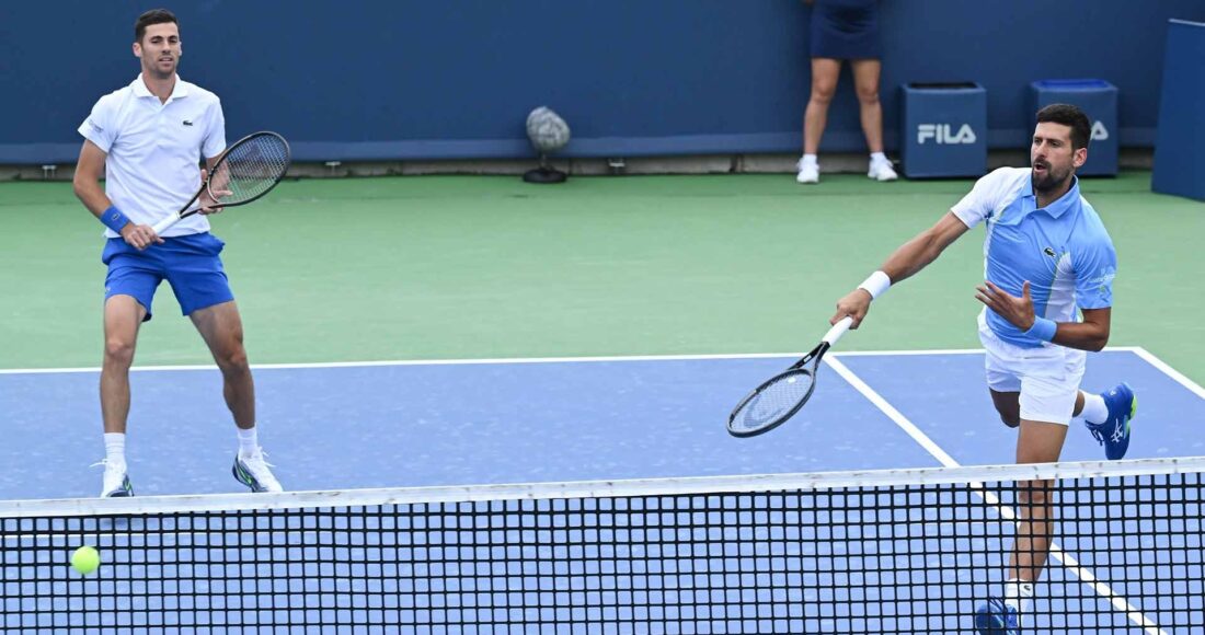 Djokovic (phải) mắc nhiều lỗi khiến anh và đồng đội Cacic bị loại sớm ở nội dung đôi nam tại Cincinnati. Ảnh: ATP