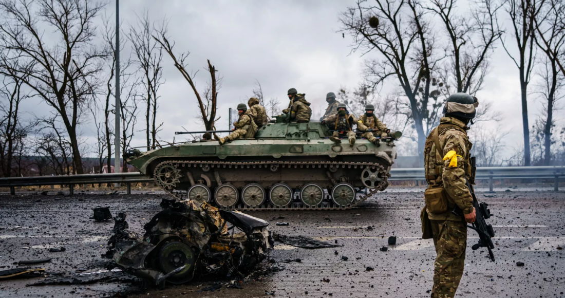 Binh sĩ Ukraine trên một xe thiết giáp gần Sytnyaky hồi giữa năm ngoái. Ảnh: LA Times