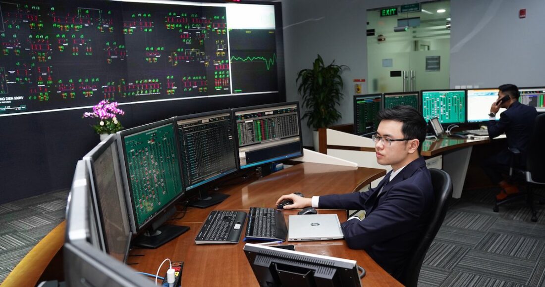 Cán bộ Trung tâm Điều độ hệ thống điện quốc gia (A0) trực vận hành hệ thống điện. Ảnh: EVN