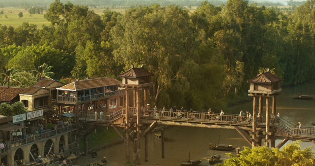 Cây cầu trong đại cảnh chợ nổi là một trong những chi tiết gây tranh cãi của Đất rừng phương Nam. Ảnh: HKFilm