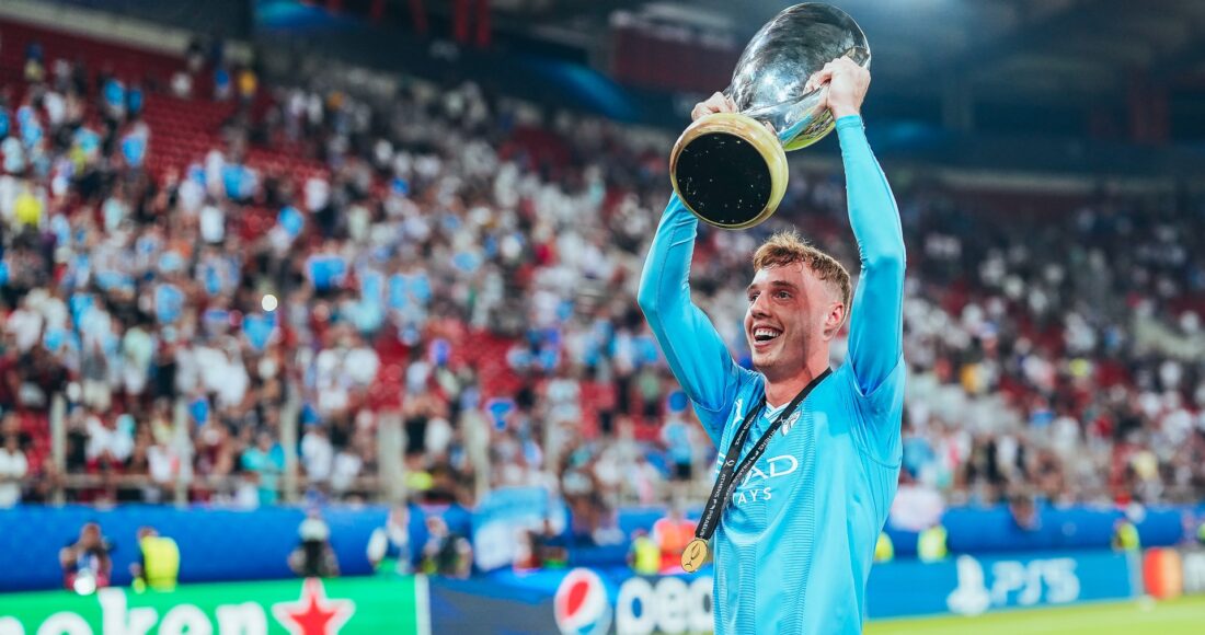 Palmer nâng Siêu Cup châu Âu trong màn mừng công của Man City sau trận đấu trên sân Karaiskakis, Piraeus, Hy Lạp ngày 16/8. Ảnh: mancity.com