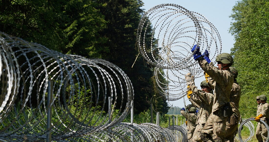 Binh sĩ Litva bố trí dây thép gai ở biên giới với Belarus tại Druskininkai hồi tháng 7/2021. Ảnh: Reuters