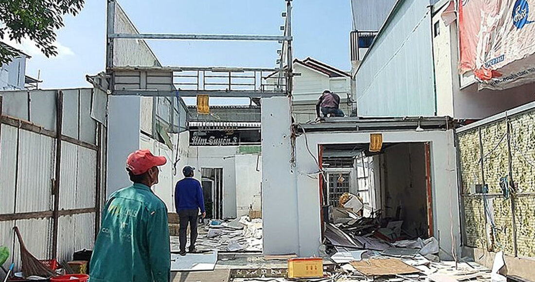 Nhà ông Nguyện (bên trái) bị tháo dỡ trong lúc cưỡng chế nhà kế bên. Ảnh: An Minh