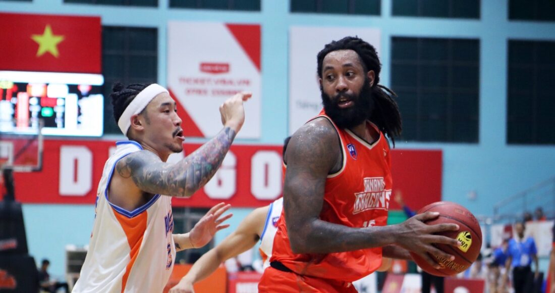 Holder (phải) bị đuổi từ hiệp hai khiến Danang Dragons suy giảm sức mạnh trong trận gặp Hanoi Buffaloes hôm 15/8. Ảnh: VBA