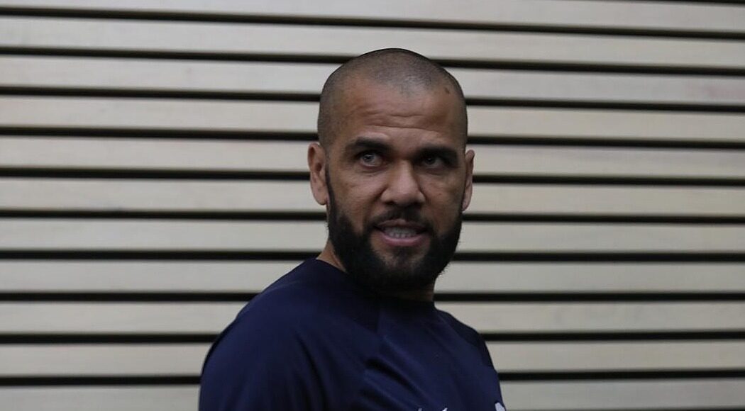 Dani Alves có thể bị phạt từ từ 10 đến 12 năm vì vụ tấn công tình dục. Ảnh: Diario Sport