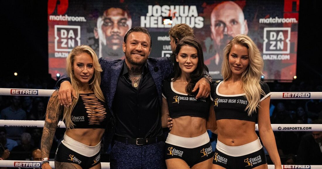 McGregor xuất hiện trên võ đài O2, trước trận quyền Anh hạng nặng giữa Joshua với Helenius. Ảnh: X / The Notorious MMA