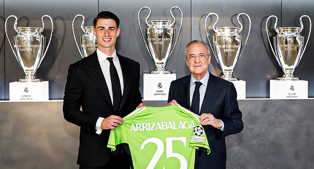 Kepa được Chủ tịch Real Florentino Perez giới thiệu tại phòng truyền thống của Real với chiếc áo số 25. Ảnh: realmadrid.com