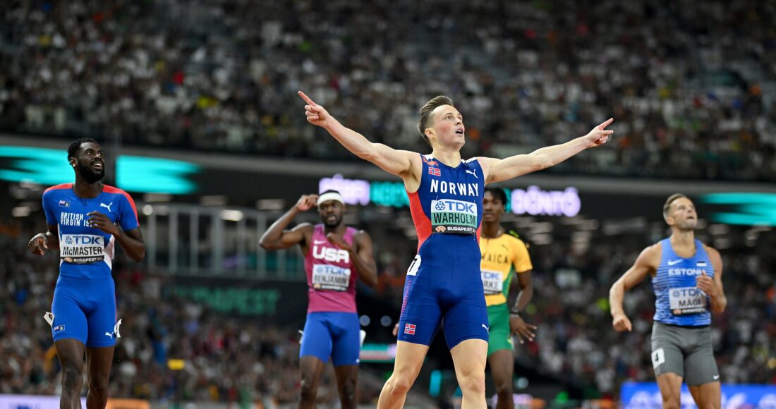Warholm mừng chiến thắng trên đường chạy 400m rào ngày 23/8. Ảnh: AFP