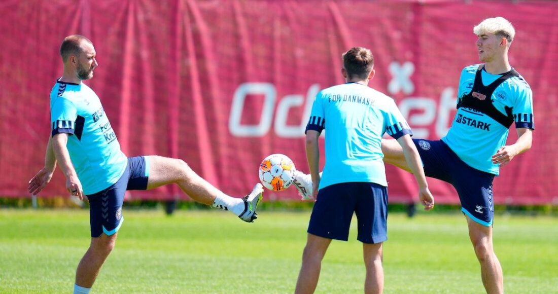 Eriksen (trái) tranh bóng với Rasmus Hojlund (phải) trong buổi tập ở tuyển Đan Mạch hồi tháng 6. Ảnh: AFP