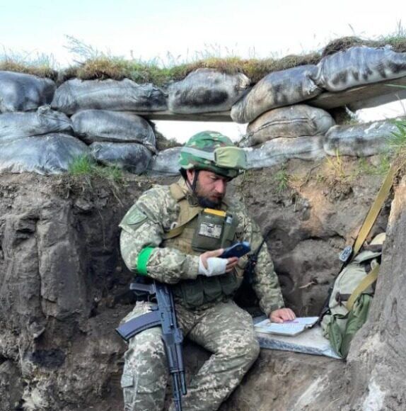 Fedir Shandor dạy học trực tuyến từ chiến hào. Ảnh: Telegram