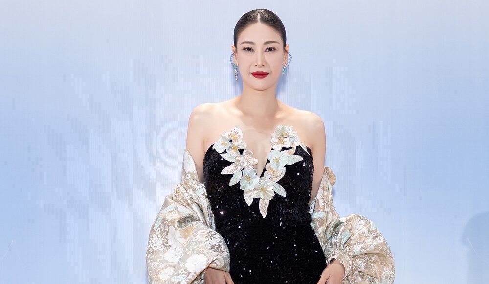 Tối 16/8, dàn người đẹp dự Vietnam Beauty Fashion Fest 5, giới thiệu ba bộ sưu tập của nhà thiết kế Hoàng Tony, Võ Thanh Can, Ivan Trần và xem phần thi Người đẹp áo tắm của top 46. Hà Kiều Anh chọn váy đính hoa kèm áo choàng rộng. Hoa hậu đảm nhận vai trò trưởng ban giám khảo Miss Grand Vietnam 2023.