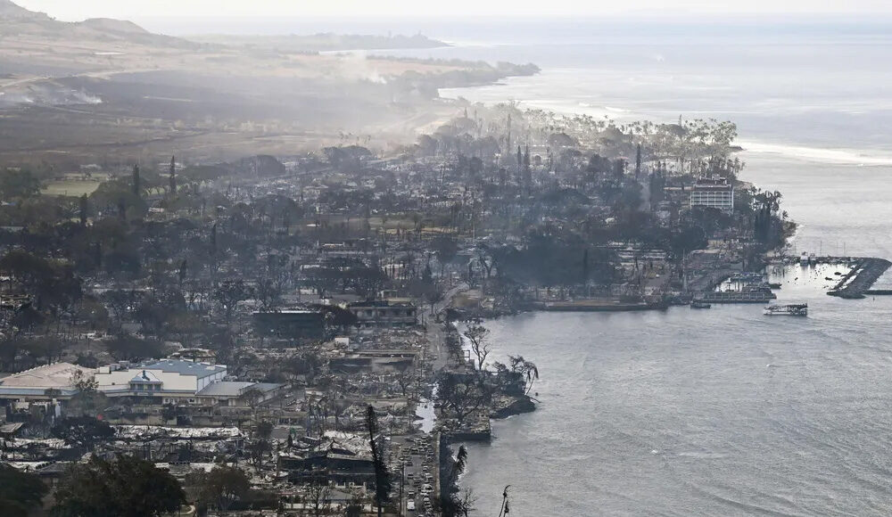 Nhà cửa, công trình và bến cảng ở thị trấn Lahaina bị thiêu cháy hôm 10/8. Ảnh: Patrick T. Fallon/ AFP