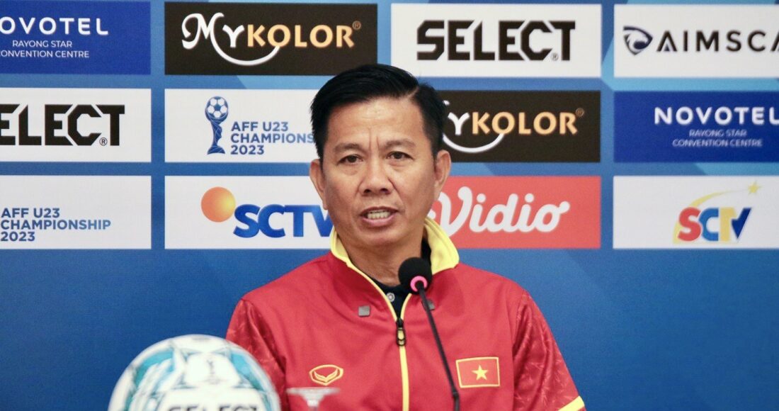 HLV Hoàng Anh Tuấn dự họp báo trước giải U23 Đông Nam Á trưa 17/8. Ảnh: VFF