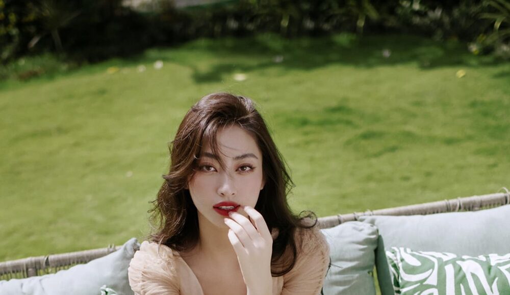 Ngày 15/8, hoa hậu Lương Thùy Linh tung bộ ảnh đón sinh nhật theo phong cách tiểu thư. Cô chọn trang phục, cách trang điểm pha trộn nét cổ điển - hiện đại như váy voan, son đỏ.