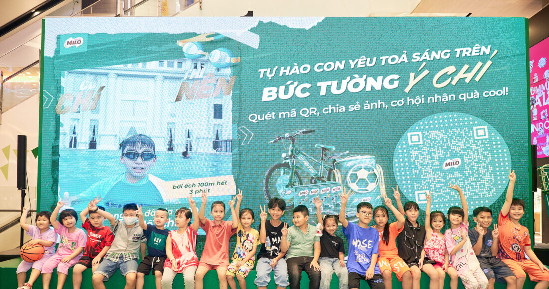 Các em nhỏ chụp hình trước Bức tường ý chí tại (XIN ĐỊA ĐIỂM)
