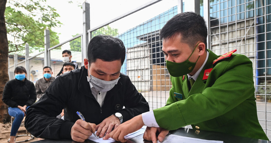 Cán bộ công an quận Long Biên (Hà Nội) hướng dẫn người dân đăng ký cấp căn cước công dân. Ảnh: Giang Huy