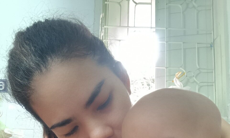 Chị Trần Thị Hiệp cùng con gái Ngọc Bích (2 tuổi) đang điều trị tại Bệnh viện Nhi đồng 2 (TP HCM), chiều 13/8. Ảnh: Nhân vật cung cấp