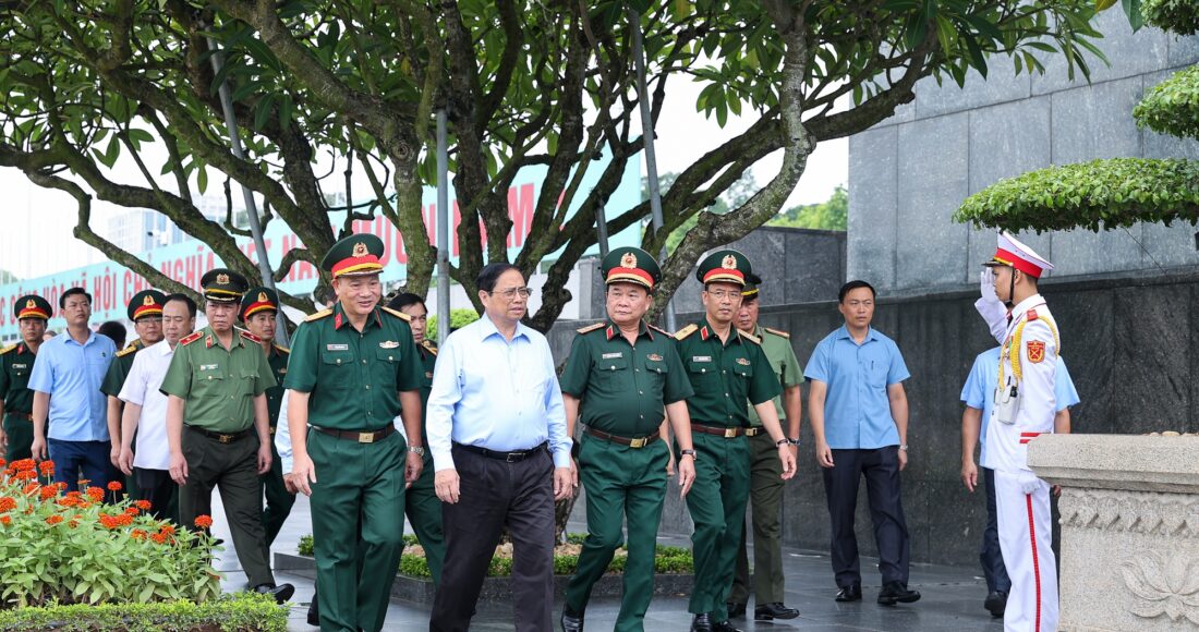 Thủ tướng Phạm Minh Chính kiểm tra công tác tu bổ định kỳ lăng Chủ tịch Hồ Chí Minh, sáng 15/8. Ảnh: Nhật Bắc