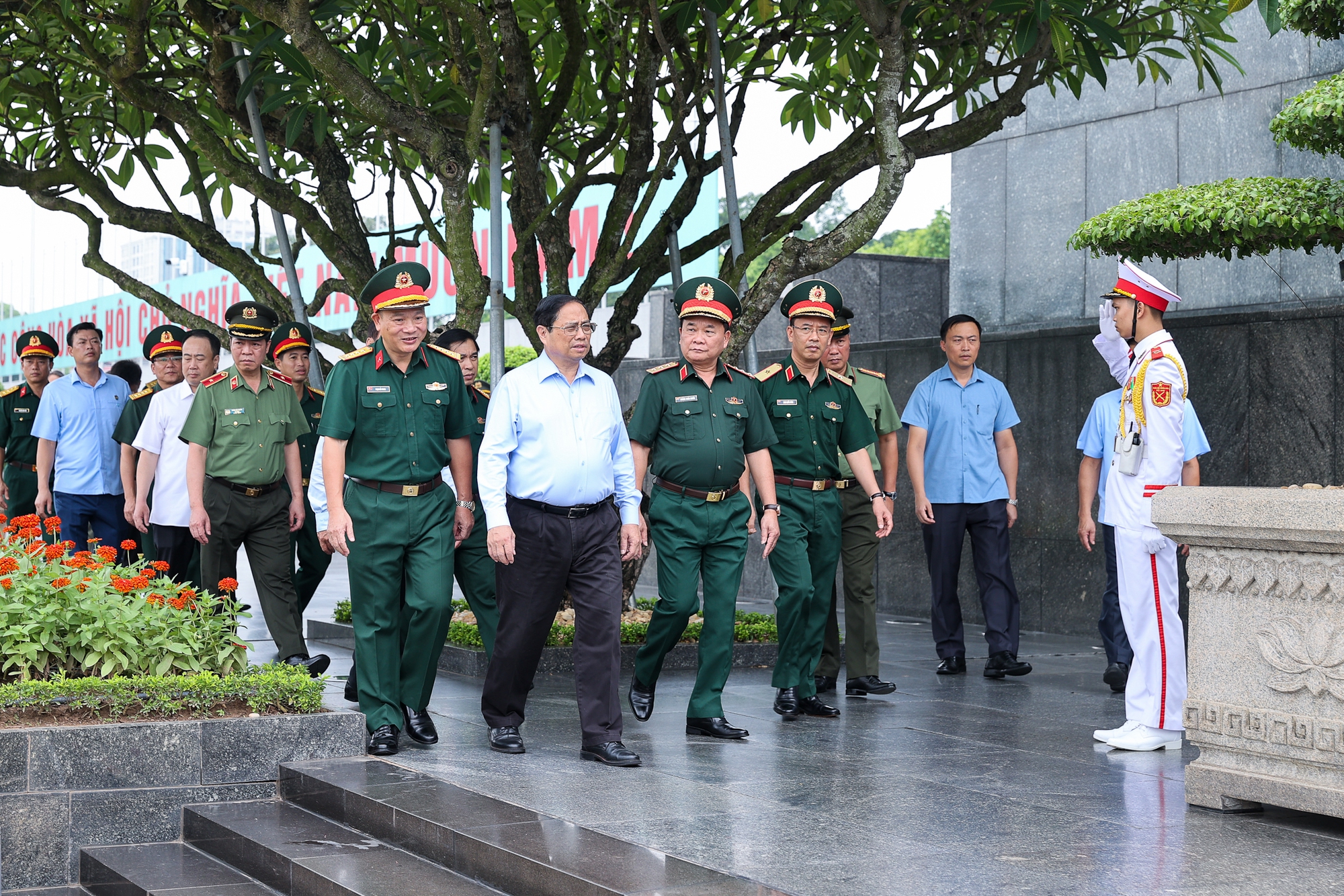 Thủ tướng Phạm Minh Chính kiểm tra công tác tu bổ định kỳ lăng Chủ tịch Hồ Chí Minh, sáng 15/8. Ảnh: Nhật Bắc
