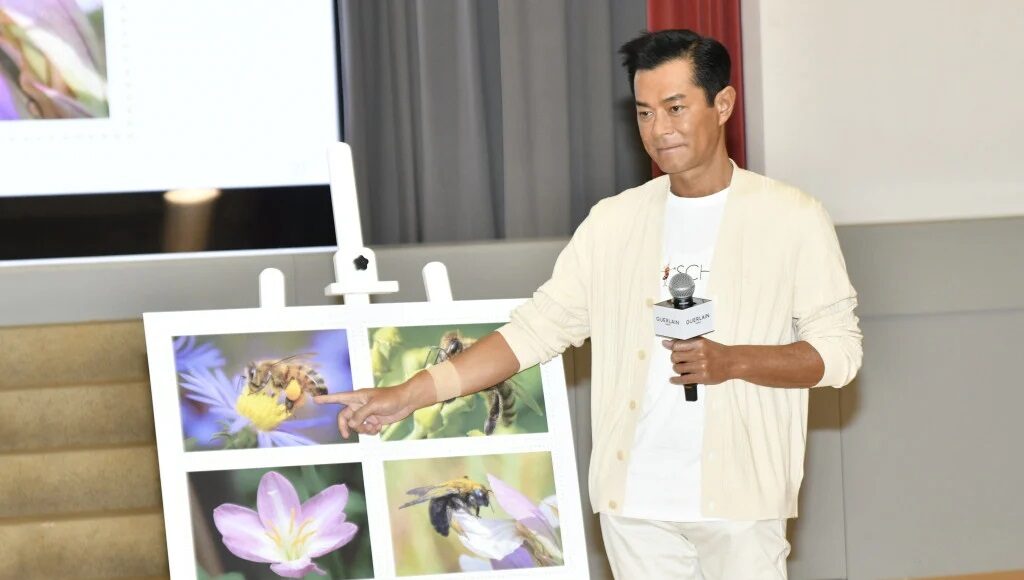 Thiên Lạc giảng giải cho học sinh về côn trùng tại trường tiểu học. Ảnh: Sinchew