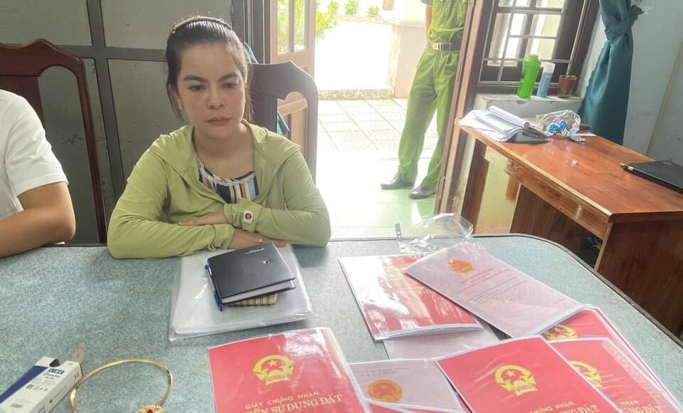 Đỗ Thị Yến Ly cùng nhiều vàng, sổ đỏ giả để lấy chồng và lừa đảo. Ảnh: Công an cung cấp