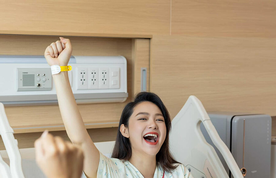 Minh Hằng hạnh phúc ôm con trai đầu lòng. Ảnh: Nhân vật cung cấp