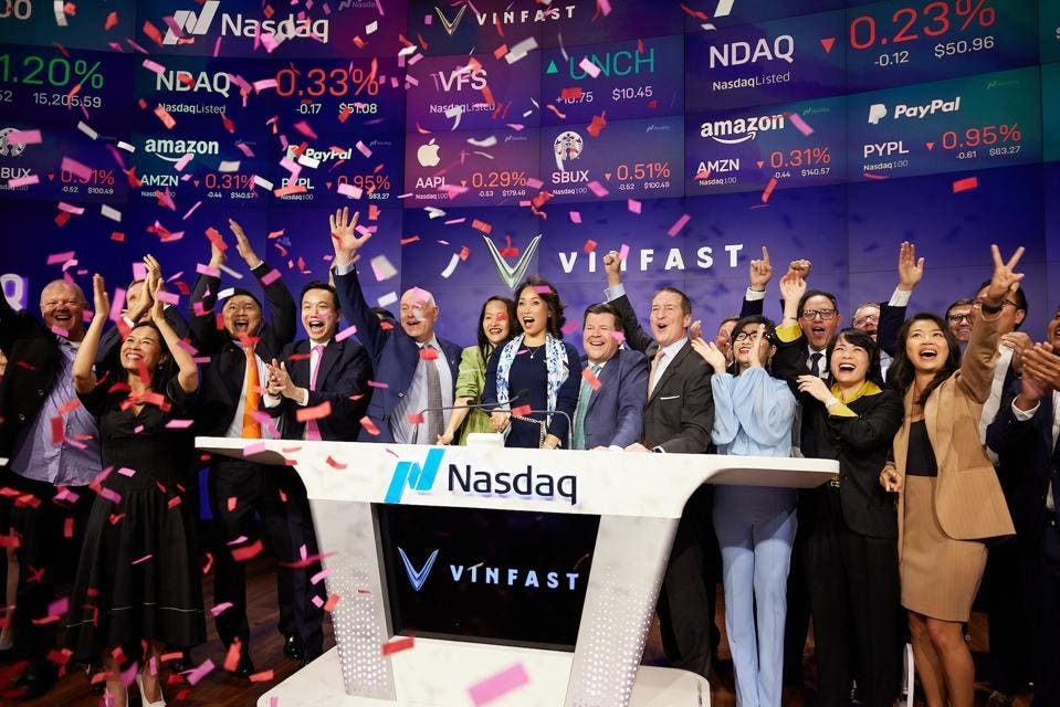 Các đại diện của VinFast và Nasdaq trong lễ rung chuông hôm 15/8. Ảnh: VinFast